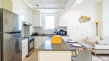 Apartamento, sacada, vista para a cidade | Área de estar | TV LCD 55 polegadas com canais digitais