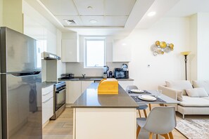 Apartamento, sacada, vista para a cidade | Área de estar | TV LCD 55 polegadas com canais digitais