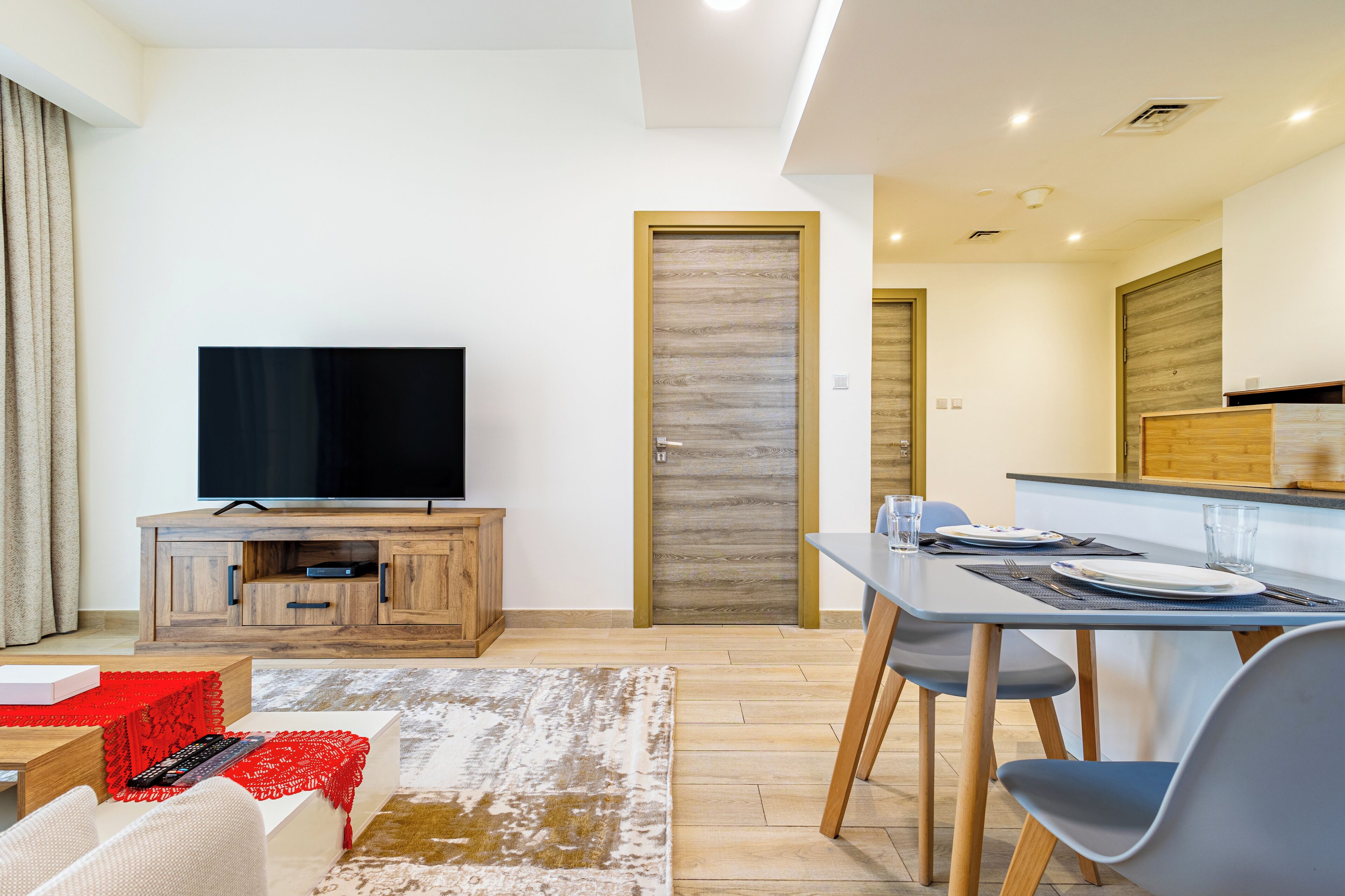 Leilighet, balkong, byutsikt | Oppholdsområde | En 55-tommers LCD-TV med digitale kanaler