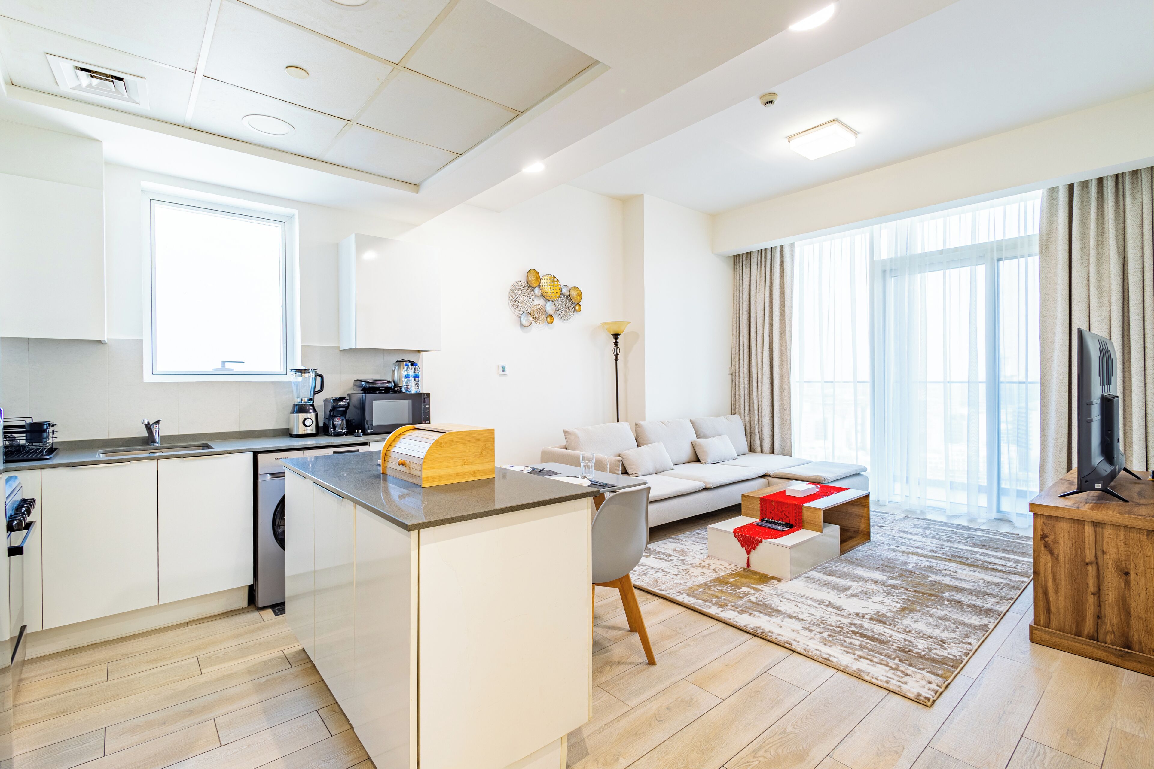 Leilighet, balkong, byutsikt | Oppholdsområde | En 55-tommers LCD-TV med digitale kanaler