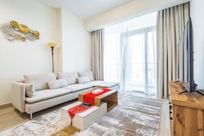 Apartamento, sacada, vista para a cidade | Área de estar | TV LCD 55 polegadas com canais digitais