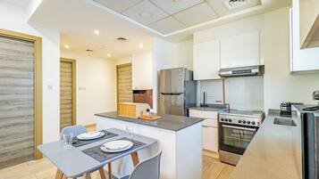 Apartamento, sacada, vista para a cidade | Cozinha privada | Geladeira, micro-ondas, fogão, cooktop