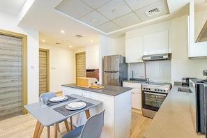 Apartamento, sacada, vista para a cidade | Cozinha privada | Geladeira, micro-ondas, fogão, cooktop