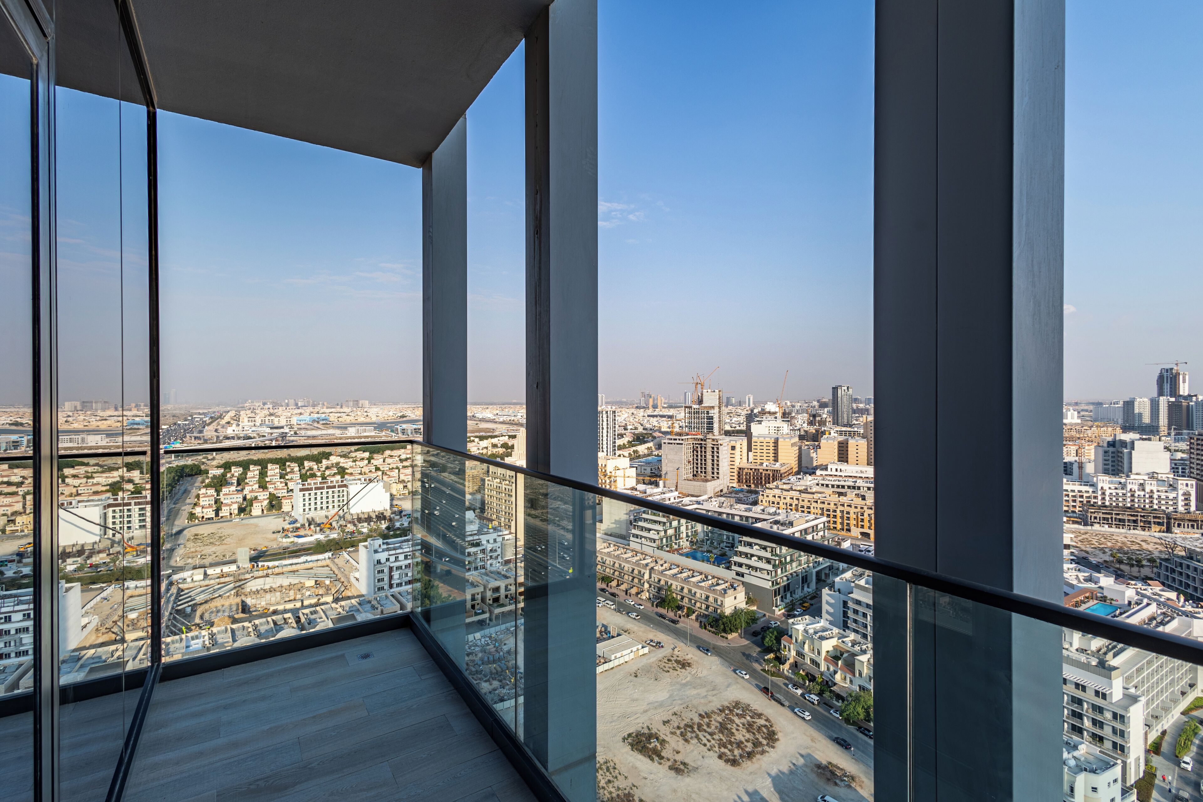 Ein Hochhaus mit einem großen Balkon mit Blick auf die Stadt.
