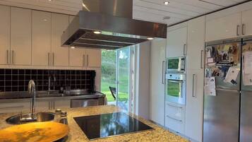 KylskÄp, mikrovÄgsugn, ugn och spishÀll