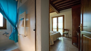 A bathroom with a shower, a towel rack, and a bathtub. - Room 'Camera 1 - Campo Ruffaldo' with Shared Pool, Wi-Fi and Air Conditioning (Massa Marittima)