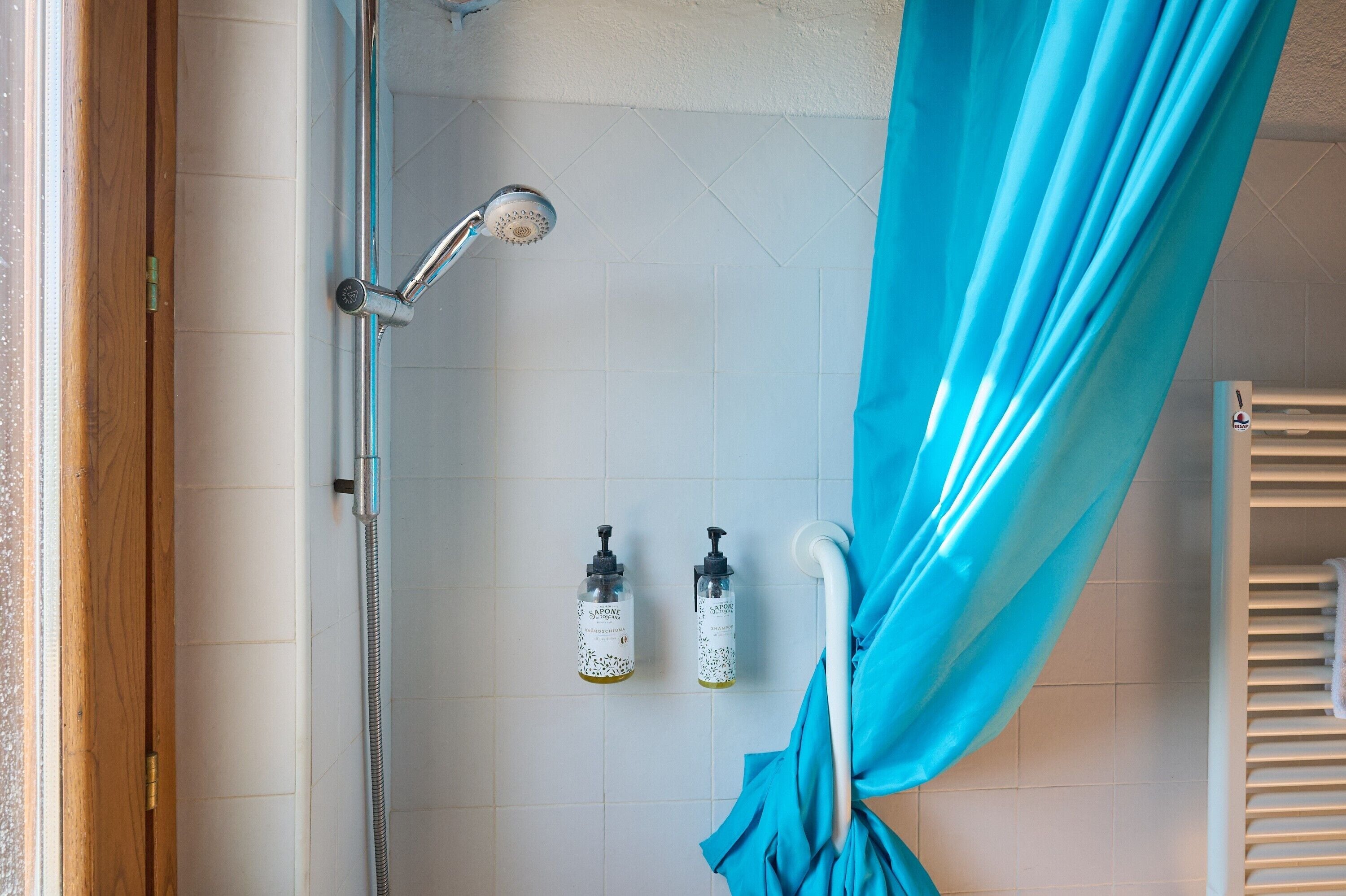 Douche, sèche-cheveux, serviettes fournies