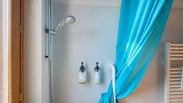 Douche, sĂšche-cheveux, serviettes fournies