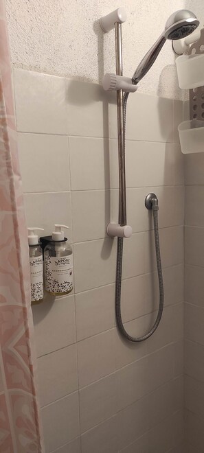 Shower, hair dryer, towels - Room 'Camera 3 - Campo Ruffaldo' with Shared Pool, Wi-Fi and Air Conditioning (Massa Marittima)