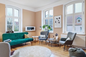 Cheminée, jeux vidéo, table de tennis de table