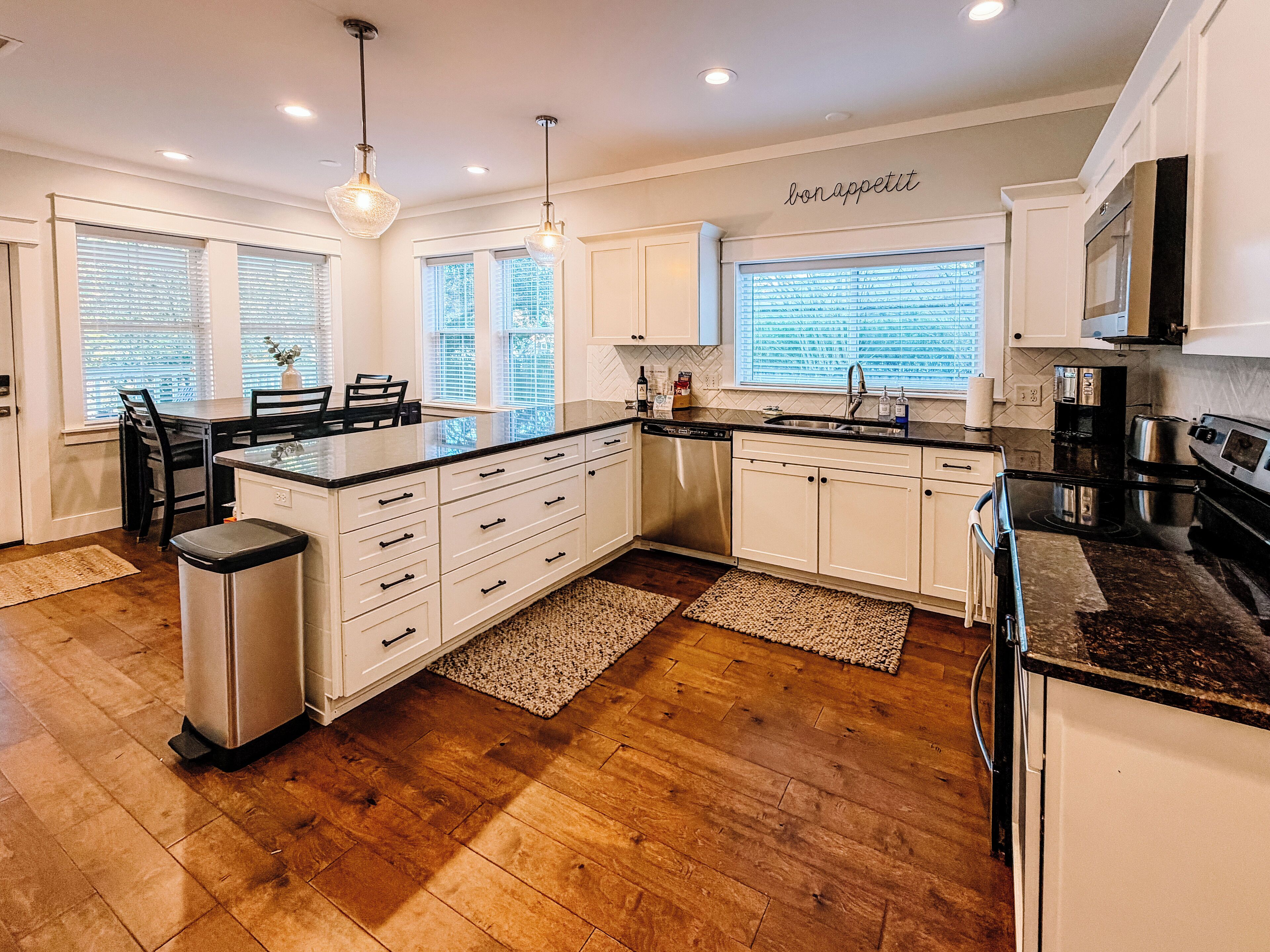 Microondas, horno, parrilla de estufa y lavavajillas 