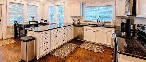 Microondas, horno, placa de cocina, lavavajillas