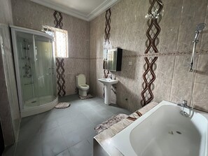 Shower, towels, soap, toilet paper - Dworth Lodge, East Legon Hills by the Melcom Mall 5BED (Accra)