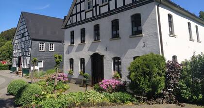 Ferienwohnung 'Sauerland Burgfenster' mit Bergblick, gemeinsamer Terrasse und WLAN