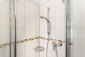Ducha, secador de pelo, toallas