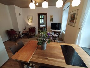 1 slaapkamer, een strijkplank/strijkijzer, wifi, beddengoed