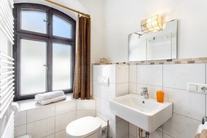 Chuveiro, secador de cabelo, toalhas de banho 