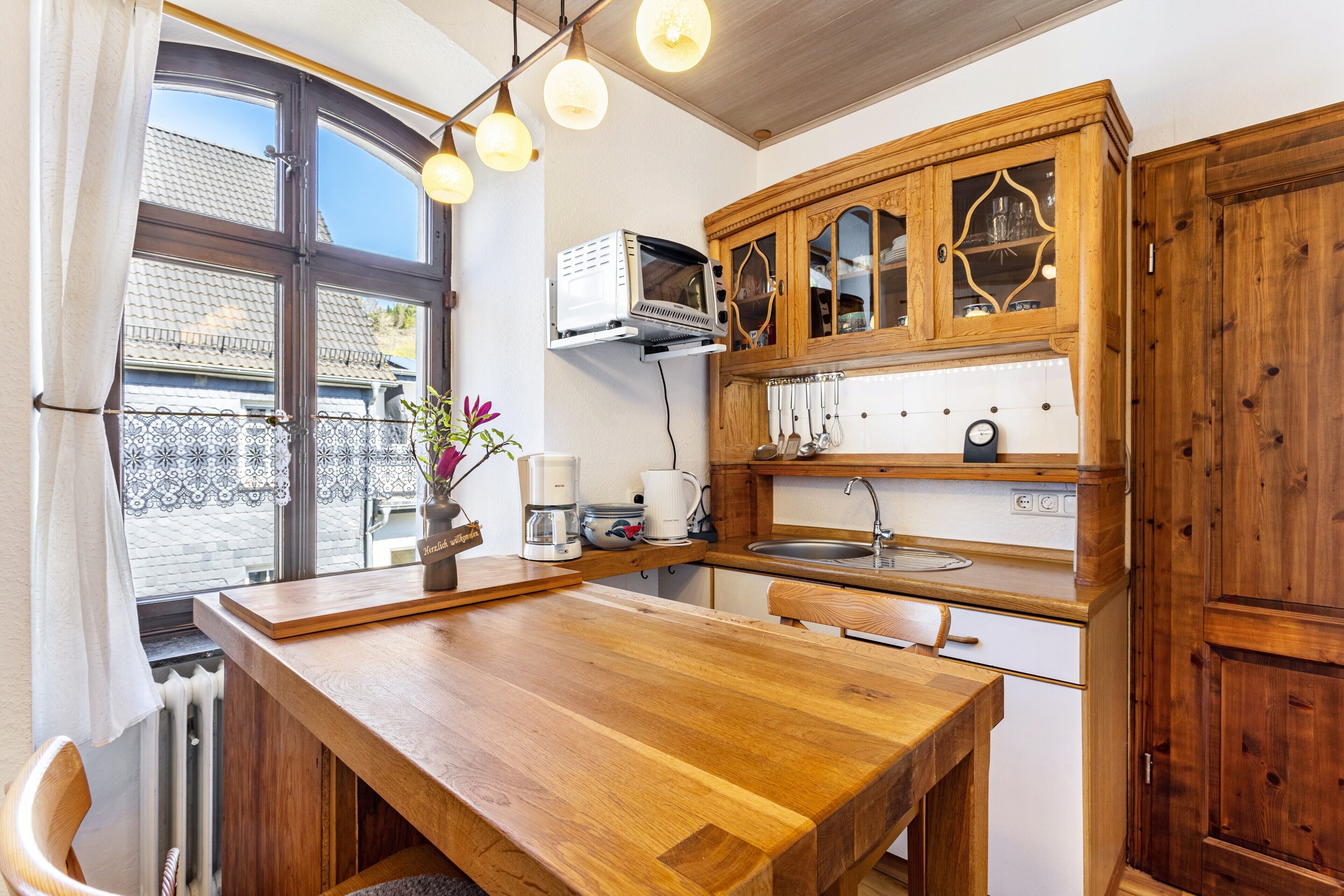 Réfrigérateur, un four, surface de cuisson, cafetière-théière