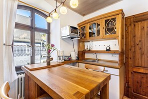 Fridge, oven, stovetop, coffee/tea maker