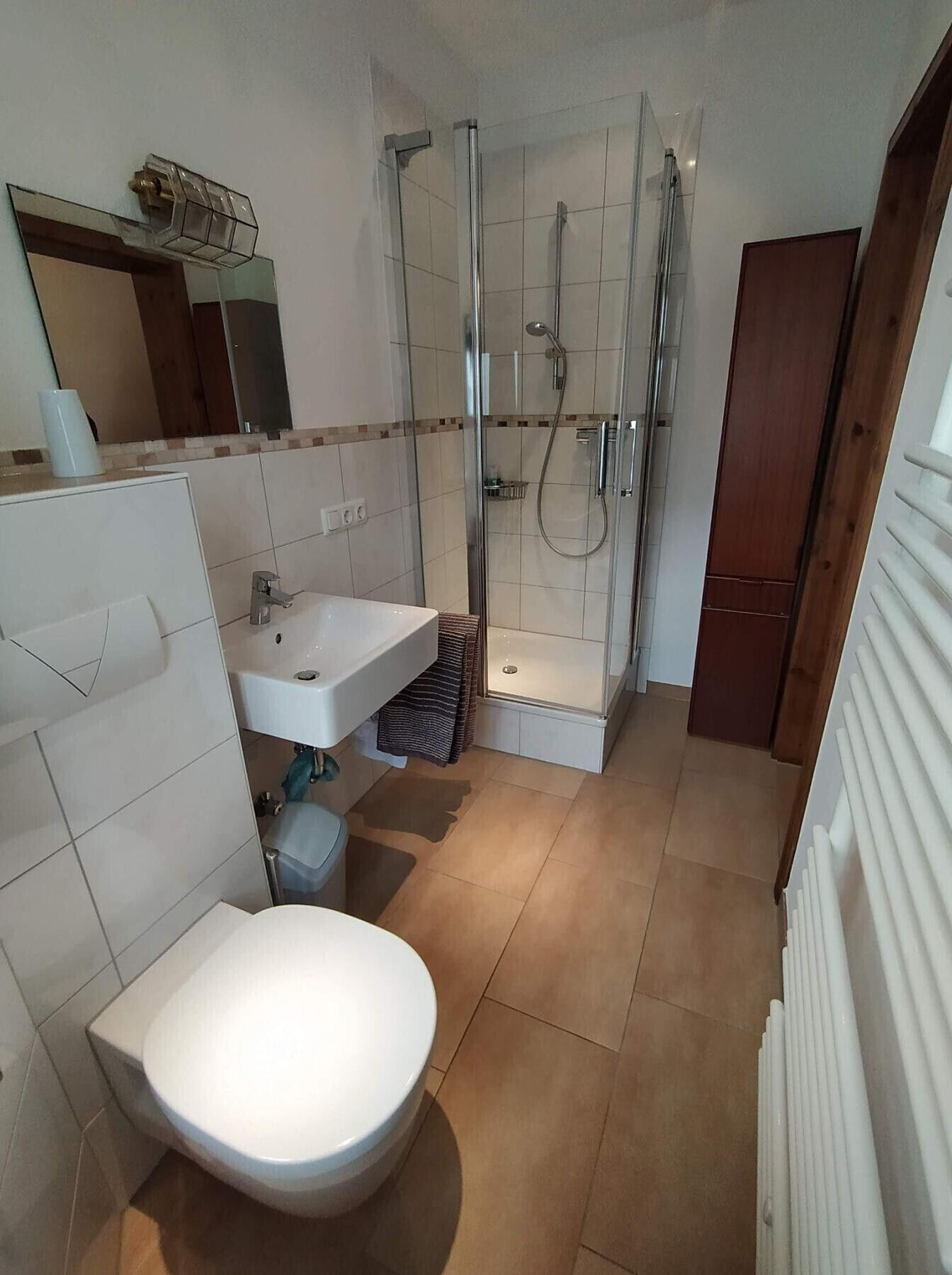 Dusche, Haartrockner, Handtücher