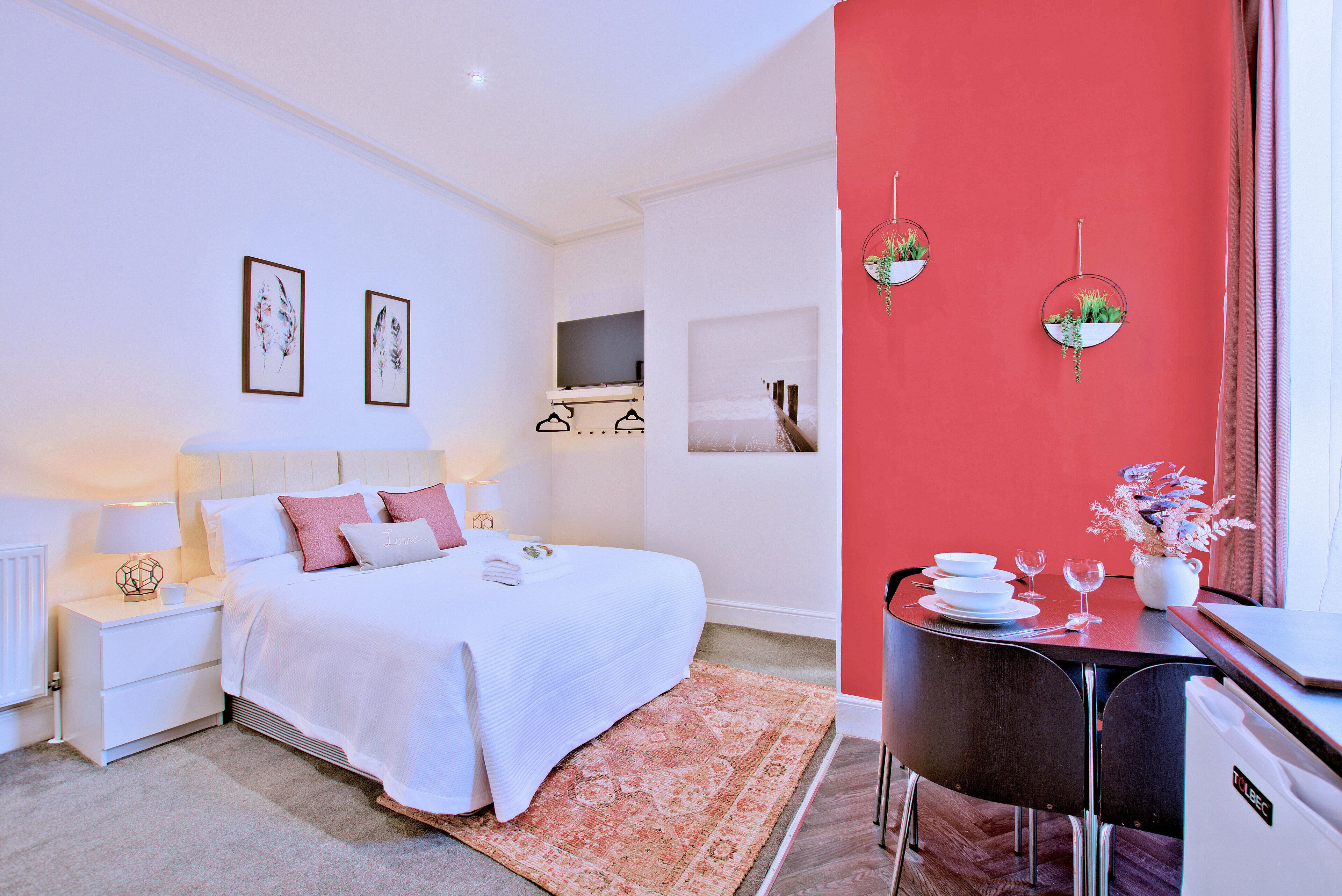 Classic Studio Suite | Iron/ironing board