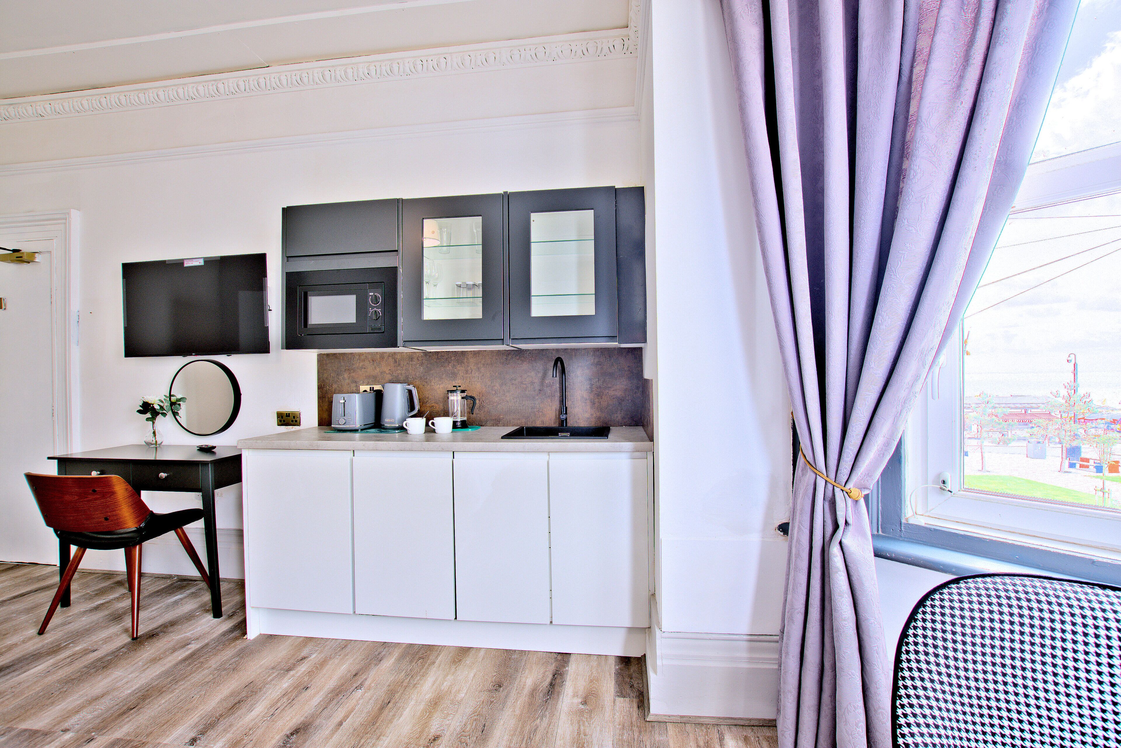 Deluxe Studio Suite, 1 King Bed, Non Smoking | In-room dining