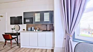 Deluxe Studio Suite, 1 King Bed, Non Smoking | In-room dining