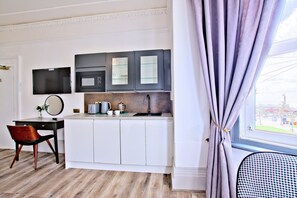 Deluxe Studio Suite, 1 King Bed, Non Smoking | In-room dining
