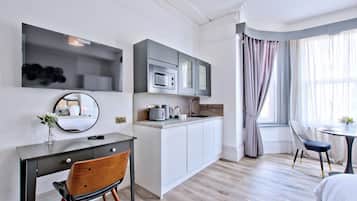 Deluxe Studio Suite, 1 King Bed, Non Smoking | In-room dining