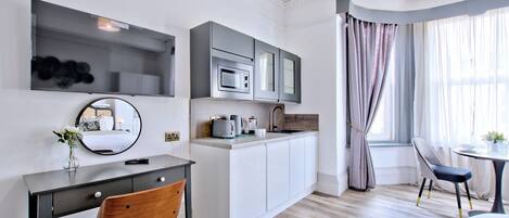 Deluxe Studio Suite, 1 King Bed, Non Smoking | In-room dining