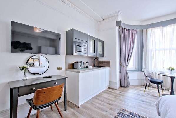 Deluxe Studio Suite, 1 King Bed, Non Smoking | In-room dining