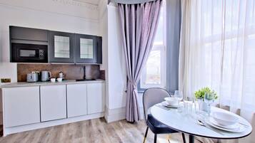 Deluxe Studio Suite, 1 King Bed, Non Smoking | In-room dining