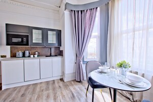 Deluxe Studio Suite, 1 King Bed, Non Smoking | In-room dining