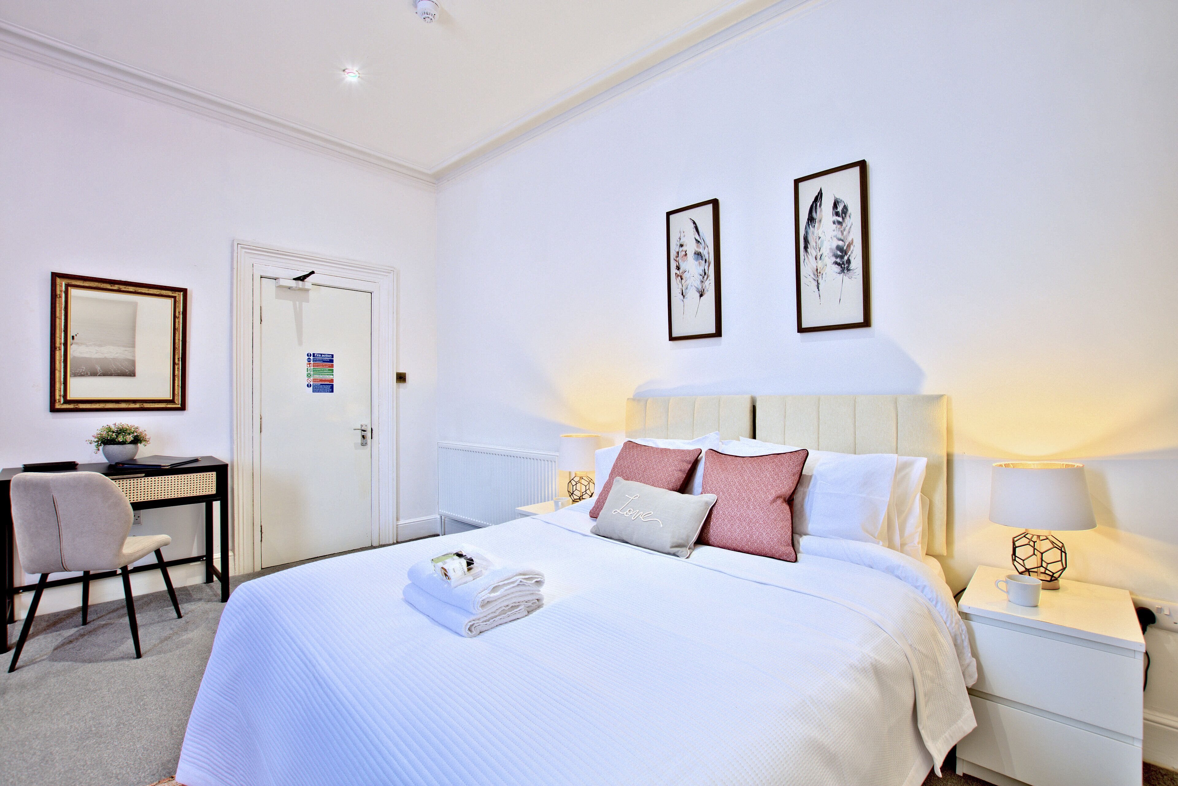 Classic Studio Suite | Iron/ironing board