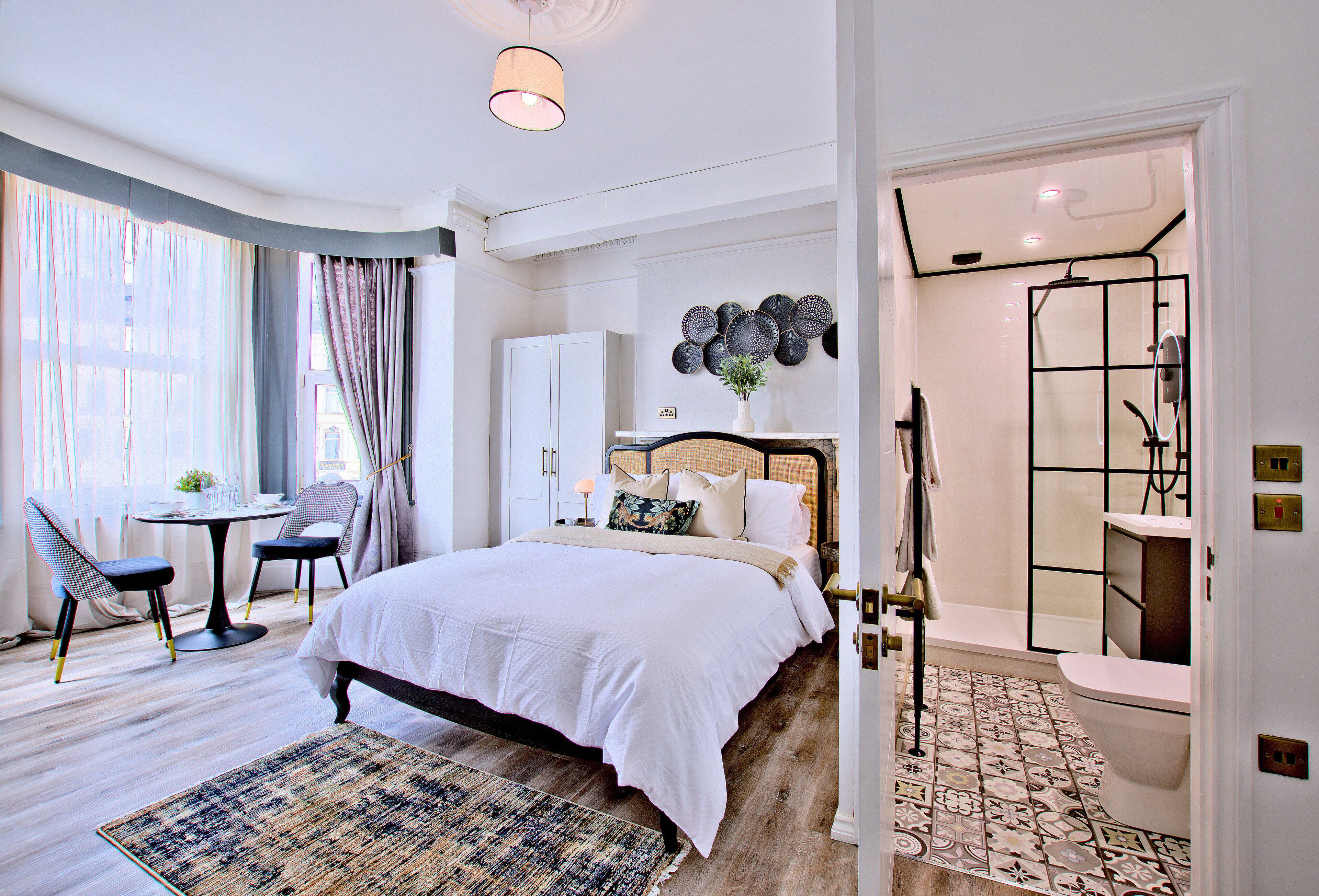 Deluxe Studio Suite, 1 King Bed, Non Smoking | Iron/ironing board