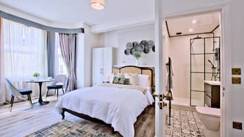 Deluxe Studio Suite, 1 King Bed, Non Smoking | Iron/ironing board