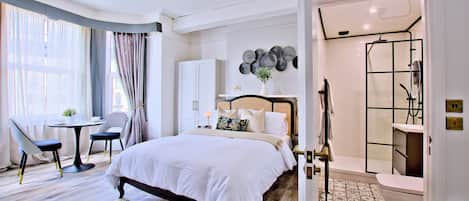 Deluxe Studio Suite, 1 King Bed, Non Smoking | Iron/ironing board