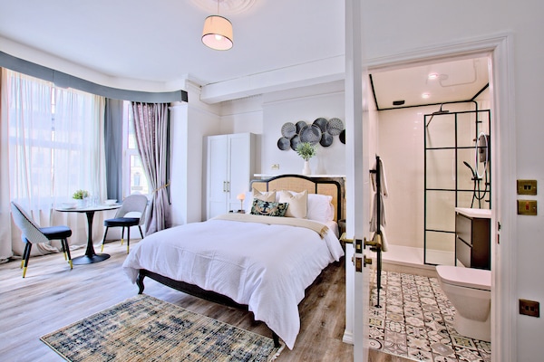 Deluxe Studio Suite, 1 King Bed, Non Smoking