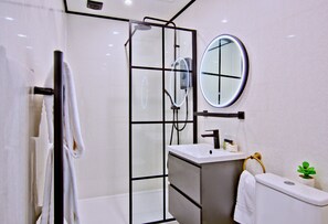 Deluxe Studio Suite, 1 King Bed, Non Smoking | Bathroom