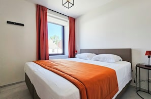 2 bedrooms, internet, bed sheets