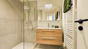 Dusche, Handtücher, Seife, Toilettenpapier