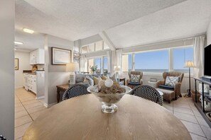 TV, books - 1120 Beachwalker – Pet-Friendly w/ Loft (Fernandina Beach)