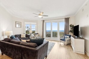 TV, books - Ocean Place 7 ~ Shore to Please (Fernandina Beach)