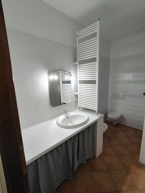 مجففات شعر، مراحيض شطف، مناشف، صابون