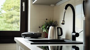 Kühlschrank, Mikrowelle, Herdplatte, Geschirrspüler