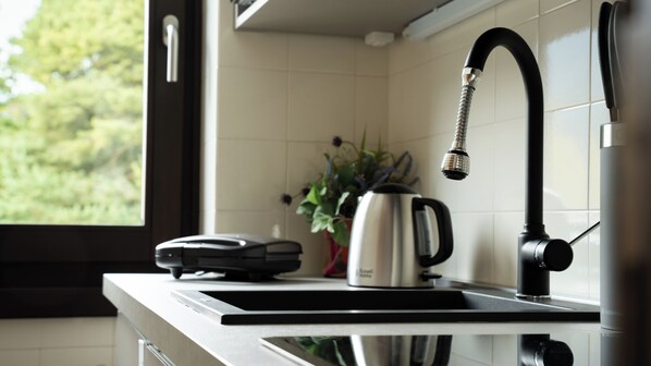 Fridge, microwave, stovetop, dishwasher