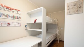 3 bedrooms, iron/ironing board, free WiFi, bed sheets