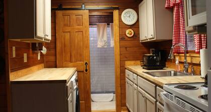 Charming 1-bedroom lakefront cabin in sweet and quiet Franklin Georgia