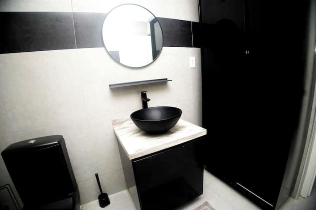 Sèche-cheveux, savon, papier toilette