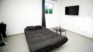 2 slaapkamers, een strijkplank/strijkijzer, internet, beddengoed